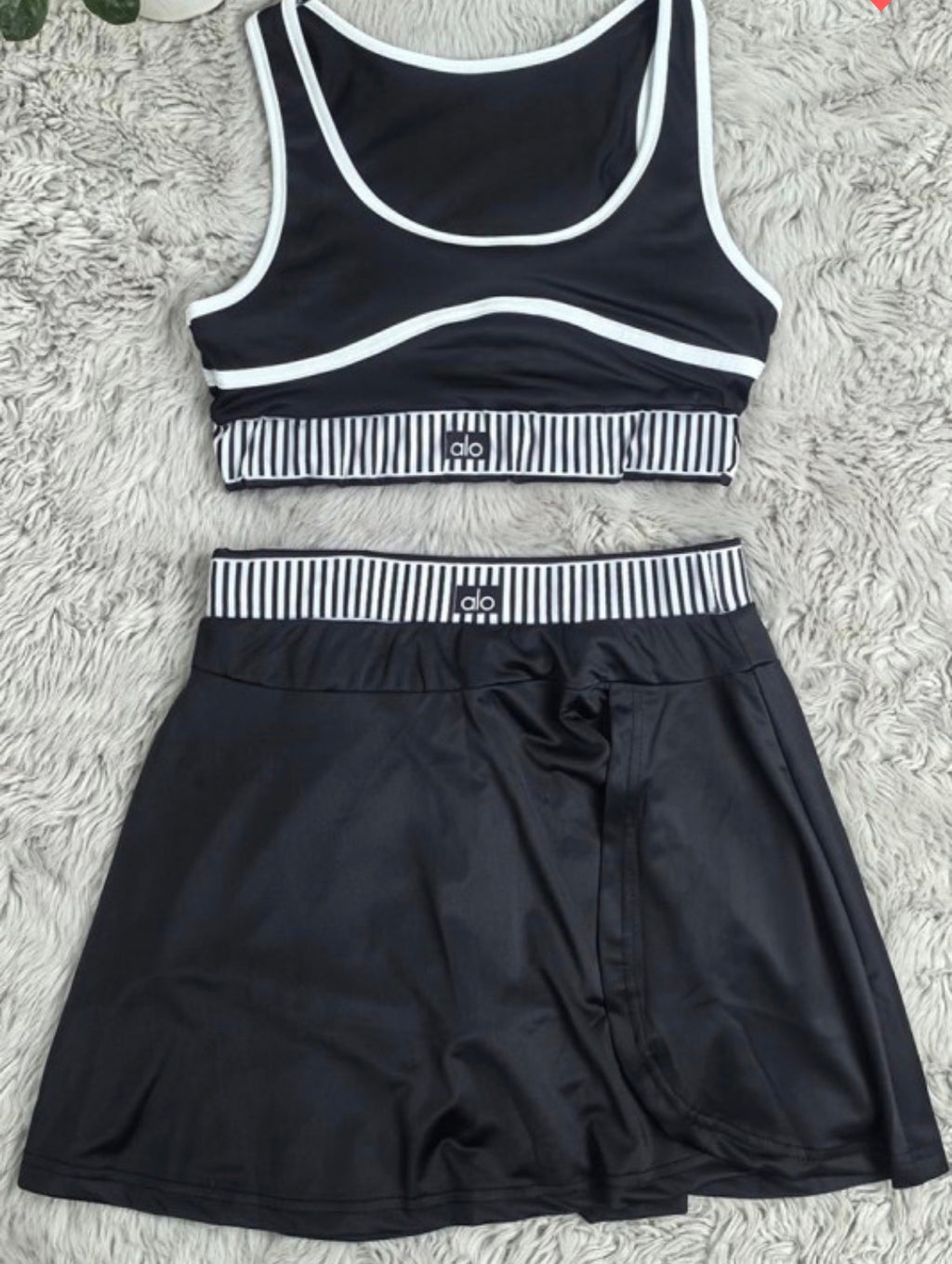 Aloyoga falda y top con pantalon integrado