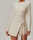 Mini chic de manga larga trae pantalón corto integrado