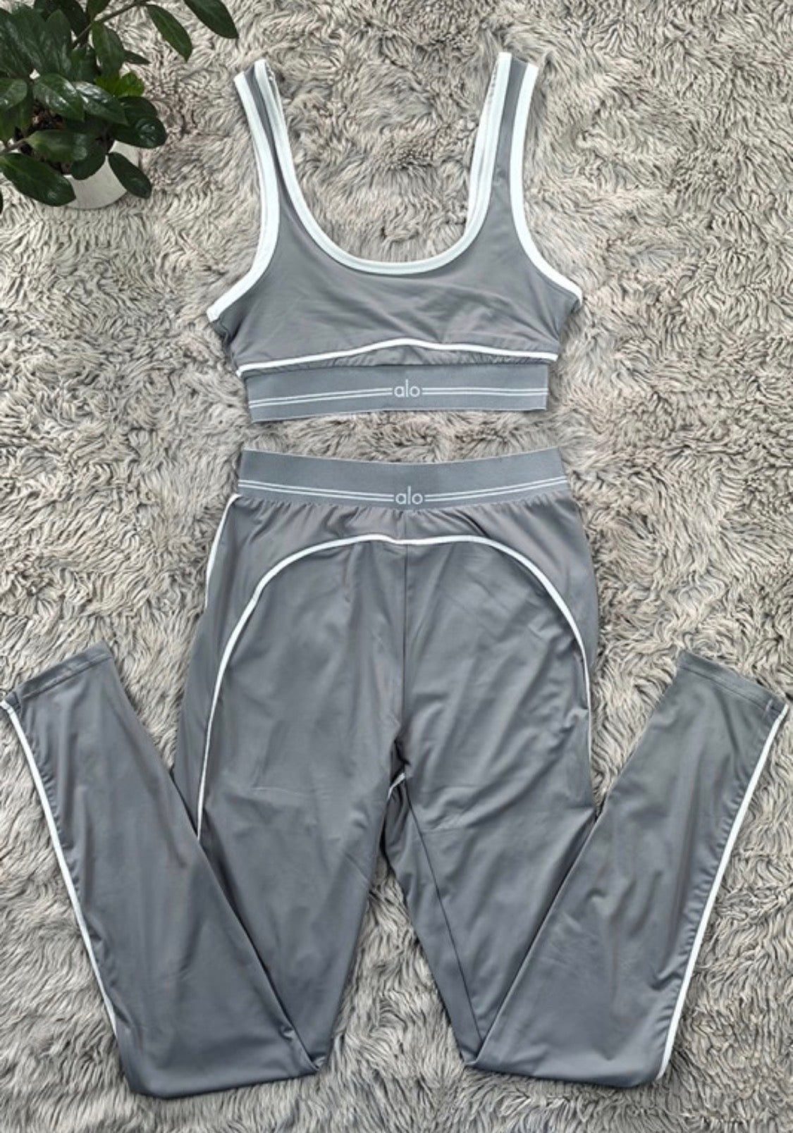 Aloyoga set de dos piezas Gris y blanco