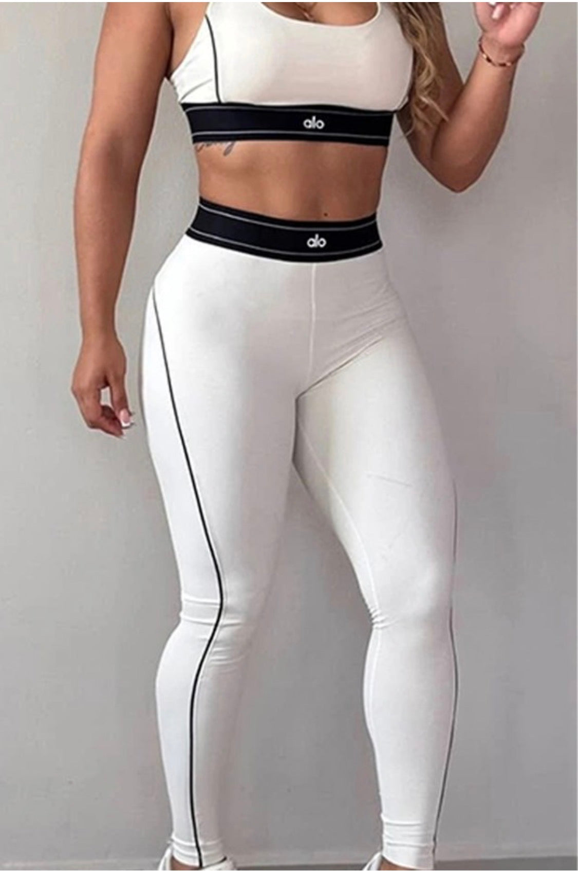 Alo set de dos piezas pantalón y top blanco y negro.