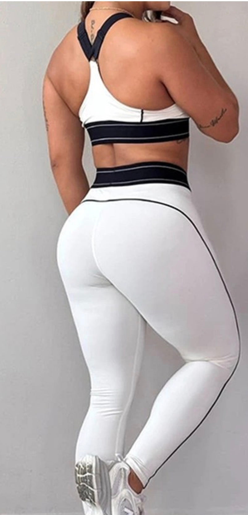 Alo set de dos piezas pantalón y top blanco y negro.