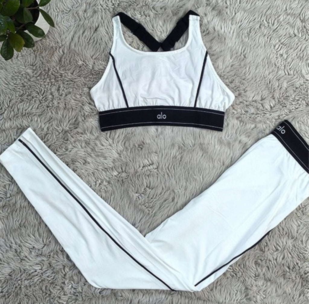 Alo set de dos piezas pantalón y top blanco y negro.